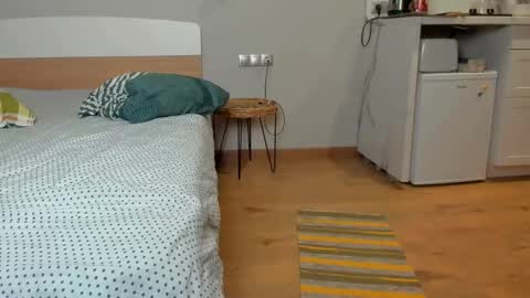 Snapshot of raveneusbiter chatting on February 2026 11:43:01 PM Raveneusbiter online show from February 2026 11:43:01 PM