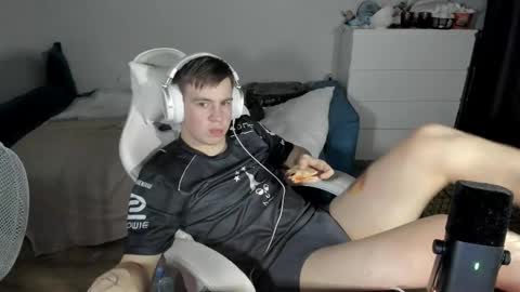 Snapshot of ray_hill chatting on October 2025 10:33:02 PM Ray online show from October 2025 10:33:02 PM