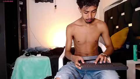 Snapshot of raydevil_ chatting on December 2024 09:36:02 PM Rayn online show from December 2024 09:36:02 PM