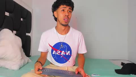 Snapshot of raydevil_ chatting on October 2025 08:48:01 AM Rayn online show from October 2025 08:48:01 AM