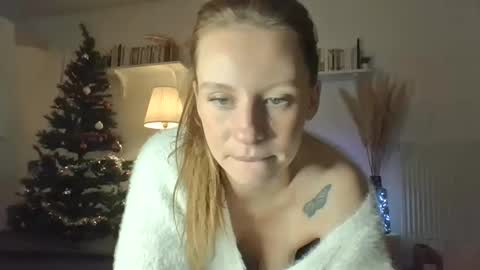 Snapshot of rebeccabow chatting on December 2024 07:05:01 PM CuttieBecca online show from December 2024 07:05:01 PM