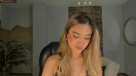 Snapshot of rebeccahudson_ chatting on April 2026 05:43:01 PM Rebe online show from April 2026 05:43:01 PM