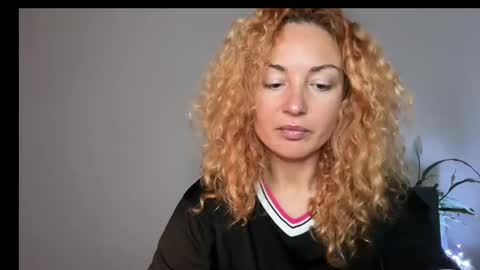 reddgirll online show from March 2025 06:00:01 PM