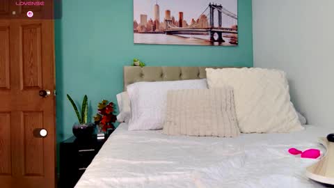 Yanella online show from November 2025 02:42:01 PM