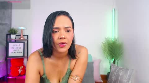regina1819 online show from May 2026 03:44:02 AM