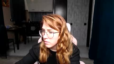 Snapshot of reginasmilee chatting on November 2025 01:44:01 AM Regina online show from November 2025 01:44:01 AM