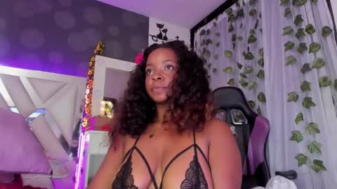 Snapshot of reina_love2 chatting on February 2025 03:29:01 PM Reina online show from February 2025 03:29:01 PM