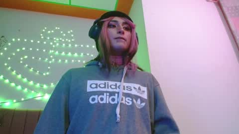 Snapshot of reiv_femboy chatting on April 2026 05:59:01 AM reiv_femboy online show from April 2026 05:59:01 AM