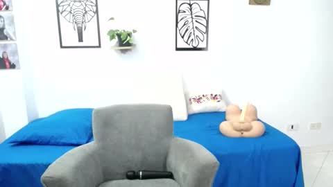 Renata Salinas online show from January 2025 03:40:01 AM