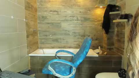 Renata Venuss  online show from October 2025 10:16:01 PM