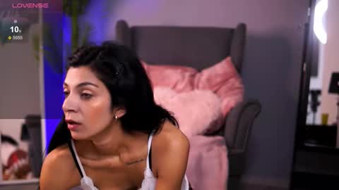 Snapshot of reneevoss chatting on October 2025 05:00:02 AM Rena online show from October 2025 05:00:02 AM