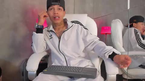 Snapshot of renzo_dogan chatting on December 2025 02:39:01 AM Ren online show from December 2025 02:39:01 AM