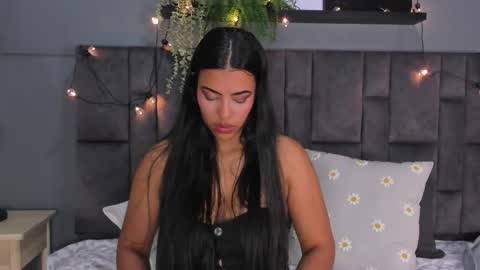 RIRI  online show from September 2025 07:48:01 PM