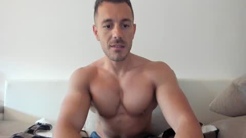 Snapshot of roberto4ever chatting on June 2026 04:12:01 AM roberto4ever online show from June 2026 04:12:01 AM