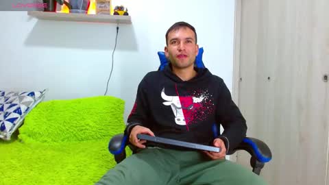 Snapshot of rolos_hot32 chatting on September 2025 11:29:01 PM rolos_hot32 online show from September 2025 11:29:01 PM