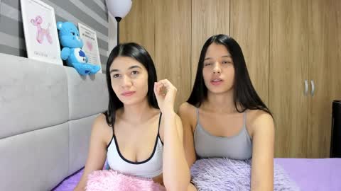 Snapshot of roseandmiah chatting on April 2026 03:07:02 AM Rose y Miah online show from April 2026 03:07:02 AM