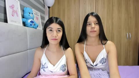 Snapshot of roseandmiah chatting on April 2026 03:05:01 AM Rose y Miah online show from April 2026 03:05:01 AM