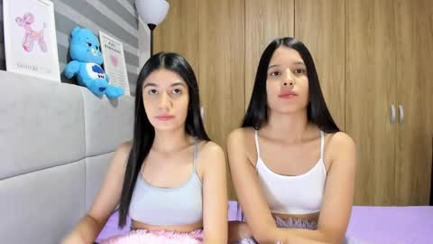 Snapshot of roseandmiah chatting on April 2026 02:31:01 AM Rose y Miah online show from April 2026 02:31:01 AM