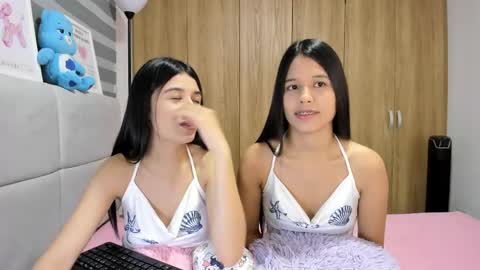 Snapshot of roseandmiah chatting on April 2026 02:36:02 AM Rose y Miah online show from April 2026 02:36:02 AM