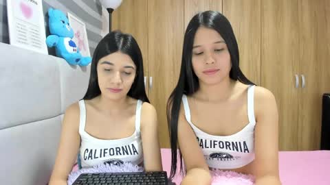 Snapshot of roseandmiah chatting on May 2026 02:41:01 AM Rose y Miah online show from May 2026 02:41:01 AM
