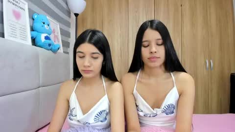 Snapshot of roseandmiah chatting on May 2026 03:13:01 AM Rose y Miah online show from May 2026 03:13:01 AM