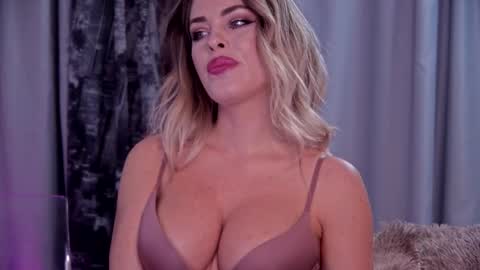 Snapshot of roseevansx chatting on November 2025 02:07:02 PM Sonia online show from November 2025 02:07:02 PM