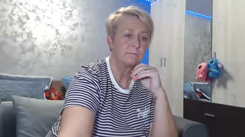 Lovepinklilly online show from November 2025 06:18:01 PM