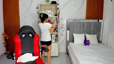 roussescoot online show from November 2025 02:22:02 AM