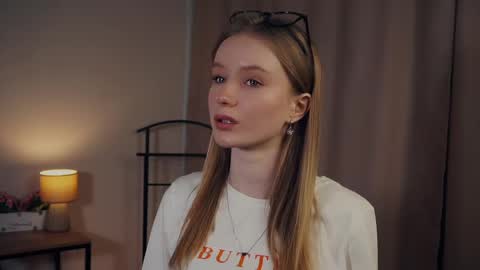 Snapshot of rowenacroyle chatting on February 2025 12:43:02 PM Stella online show from February 2025 12:43:02 PM