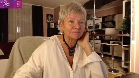Snapshot of roxana_brooks chatting on December 2024 03:06:01 PM Roxana online show from December 2024 03:06:01 PM