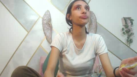 Snapshot of roxana_cyrano chatting on December 2024 08:00:01 PM online show from December 2024 08:00:01 PM