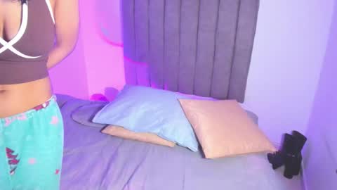 Snapshot of roxanedewalle chatting on December 2025 02:50:02 AM Roxane online show from December 2025 02:50:02 AM