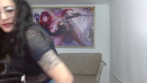 Snapshot of roxanne_vale chatting on November 2025 08:11:01 PM Roxanne online show from November 2025 08:11:01 PM