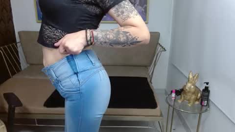 Snapshot of roxanne_vale chatting on November 2025 08:08:01 PM Roxanne online show from November 2025 08:08:01 PM