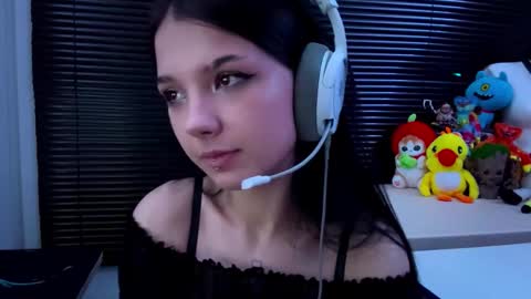 Snapshot of roxiepiurkowski chatting on October 2025 01:12:02 PM Hana online show from October 2025 01:12:02 PM