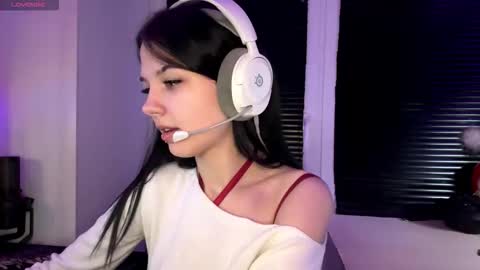 Snapshot of roxiepiurkowski chatting on November 2025 03:14:02 PM Hana online show from November 2025 03:14:02 PM