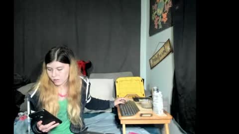 roxihazeleyes online show from May 2026 02:42:01 AM