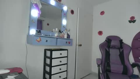 Snapshot of roxy_lu_07 chatting on April 2026 02:11:02 AM Roxy online show from April 2026 02:11:02 AM