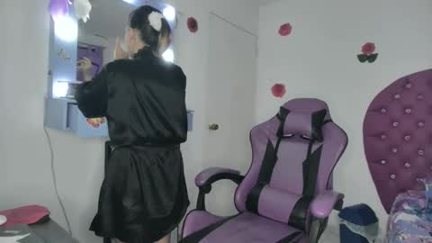 Snapshot of roxy_lu_07 chatting on April 2026 02:15:01 AM Roxy online show from April 2026 02:15:01 AM