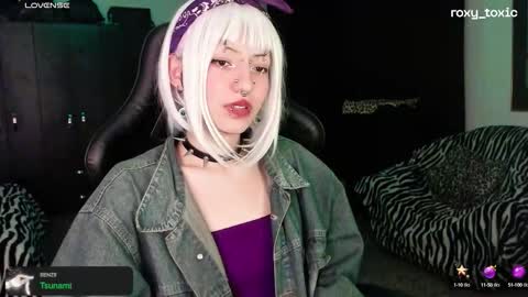 Snapshot of roxy_toxic chatting on October 2025 01:36:02 AM Roxy Independient model Help me to reach 50 thumbs up online show from October 2025 01:36:02 AM