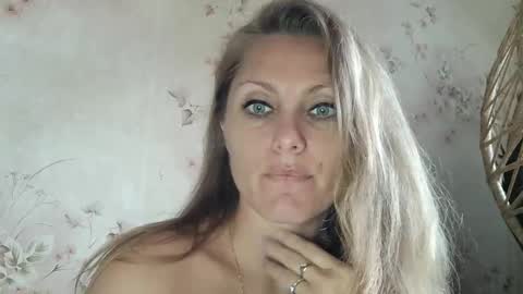 Snapshot of roxyfox18x01 chatting on October 2025 06:33:01 AM roxyfox18x01 online show from October 2025 06:33:01 AM