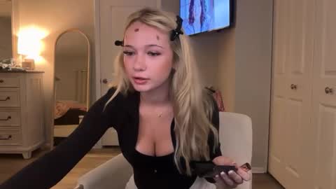 Snapshot of roxyrain2736 chatting on March 2026 12:10:01 AM Roxy Rain online show from March 2026 12:10:01 AM