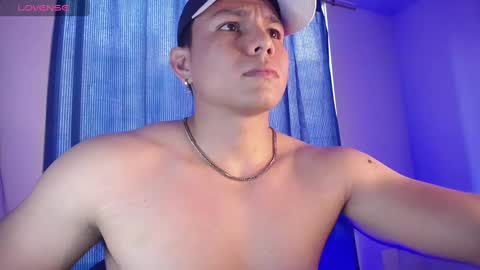 Snapshot of roy__constance chatting on January 2025 09:31:01 PM Roy Constance online show from January 2025 09:31:01 PM