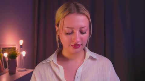 Snapshot of rue_novella chatting on September 2025 03:14:01 PM Mila online show from September 2025 03:14:01 PM