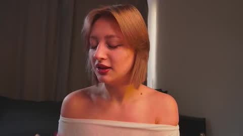 Mila online show from November 2025 04:03:01 AM