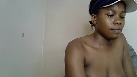 Snapshot of ruemiles chatting on September 2025 01:02:02 PM Rue online show from September 2025 01:02:02 PM