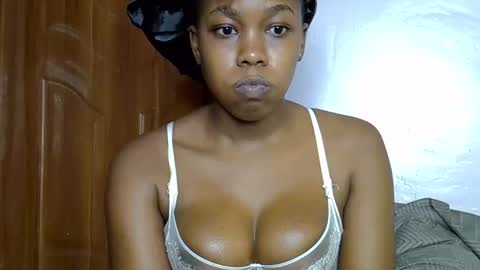 Snapshot of ruemiles chatting on October 2025 08:59:01 AM Rue online show from October 2025 08:59:01 AM