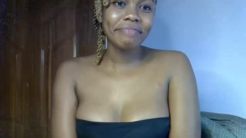 Snapshot of ruemiles chatting on October 2025 07:15:02 PM Rue online show from October 2025 07:15:02 PM