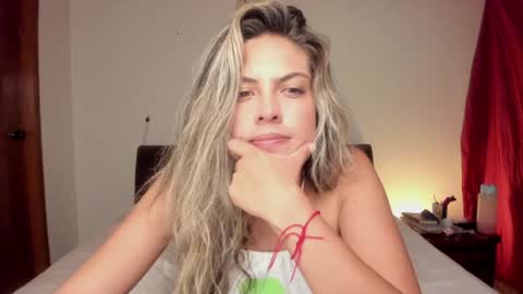 Snapshot of s_u_n_r_i_s_e_e chatting on December 2024 02:38:01 AM Leslie Beltrn online show from December 2024 02:38:01 AM