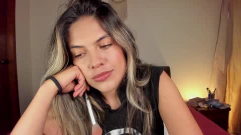 Snapshot of s_u_n_r_i_s_e_e chatting on February 2025 02:58:02 AM Leslie Beltrn online show from February 2025 02:58:02 AM